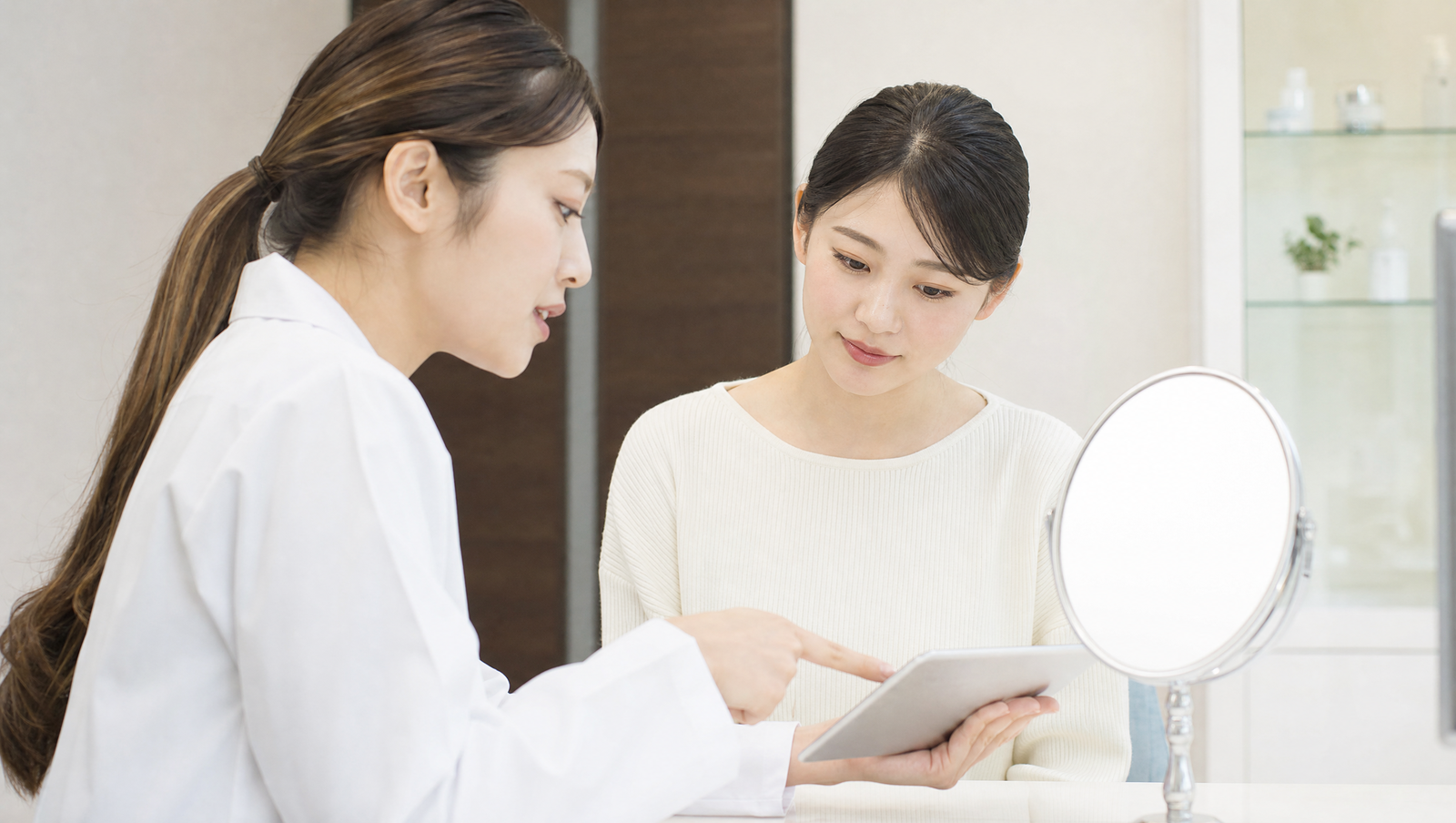 クリニックで医師が肌ケアを説明する様子