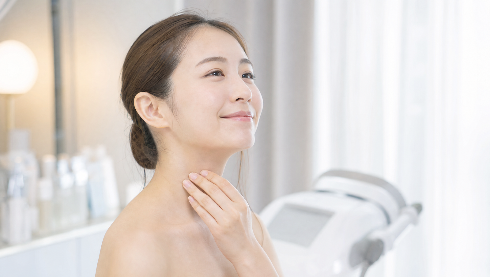 施術後に満足そうに首元に触れる女性