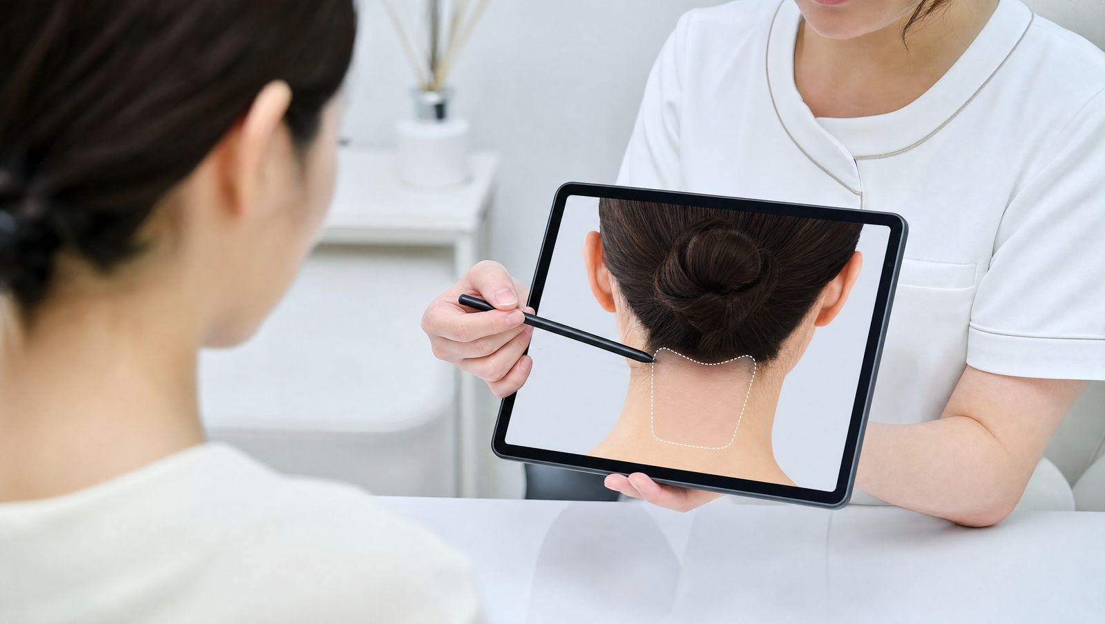 カウンセリングでうなじの脱毛範囲を確認する様子