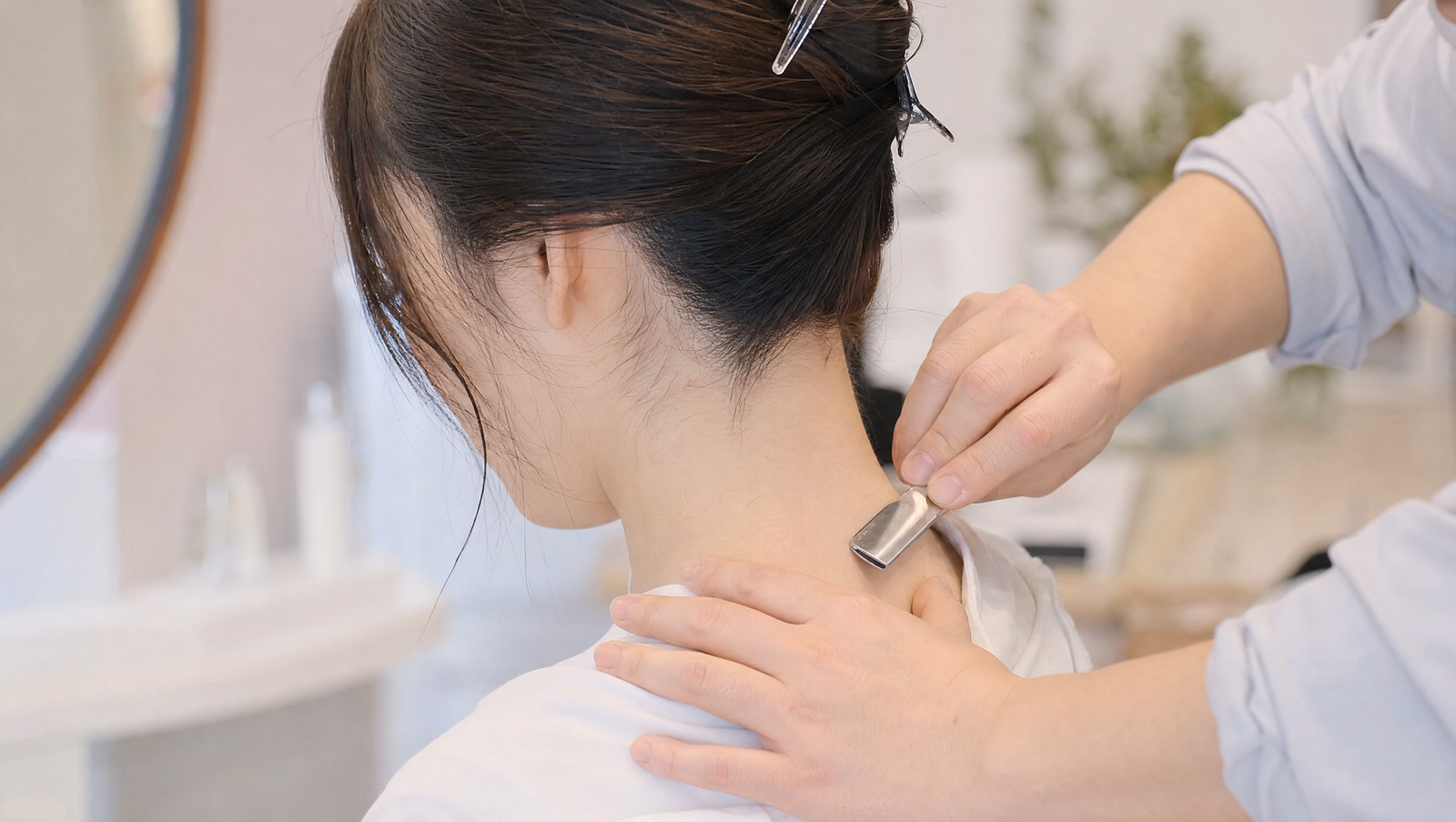 美容室でうなじ・襟足をカミソリで剃ってもらう様子