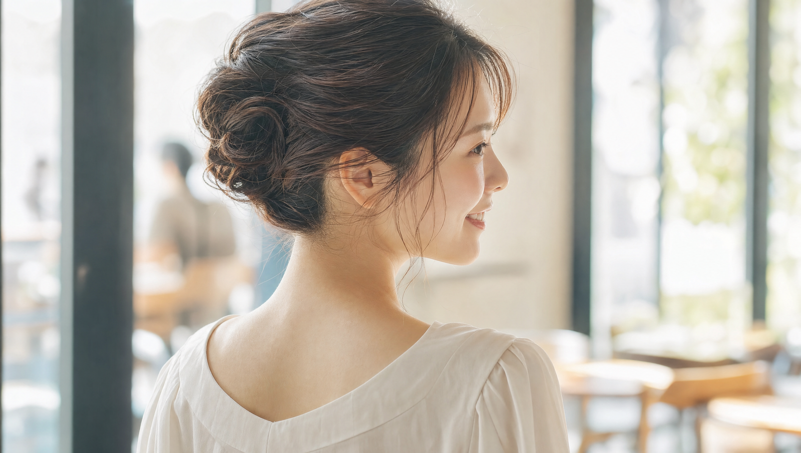 アップヘアで美しいうなじを見せて自信を持つ女性