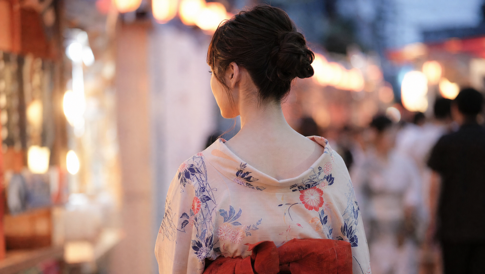 浴衣姿でうなじを美しく見せる女性の後ろ姿
